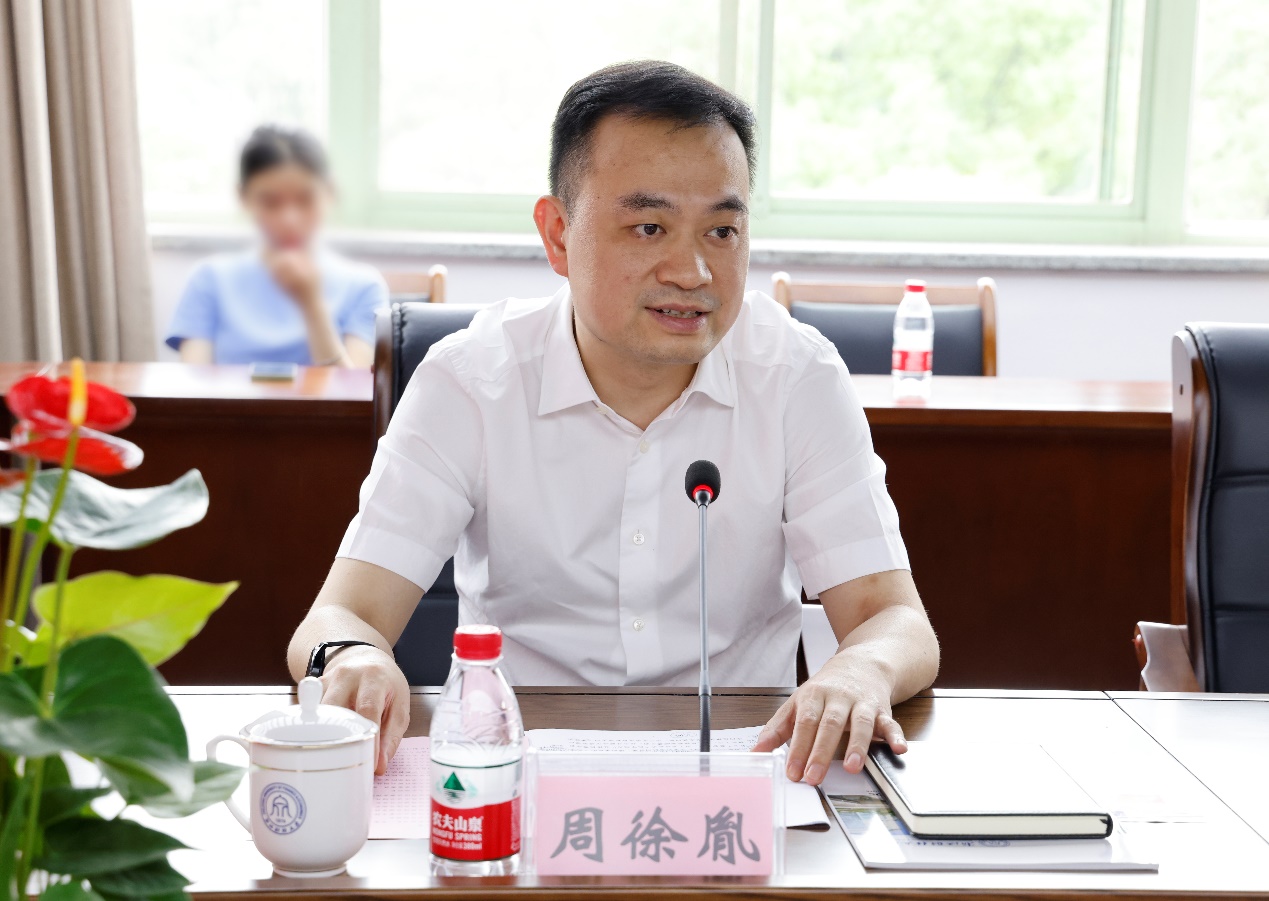桌子前的男人中度可信度描述已自动生成