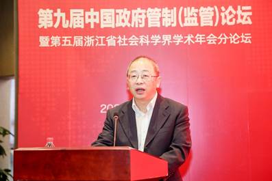 穿着西装笔挺的男子与配字描述已自动生成