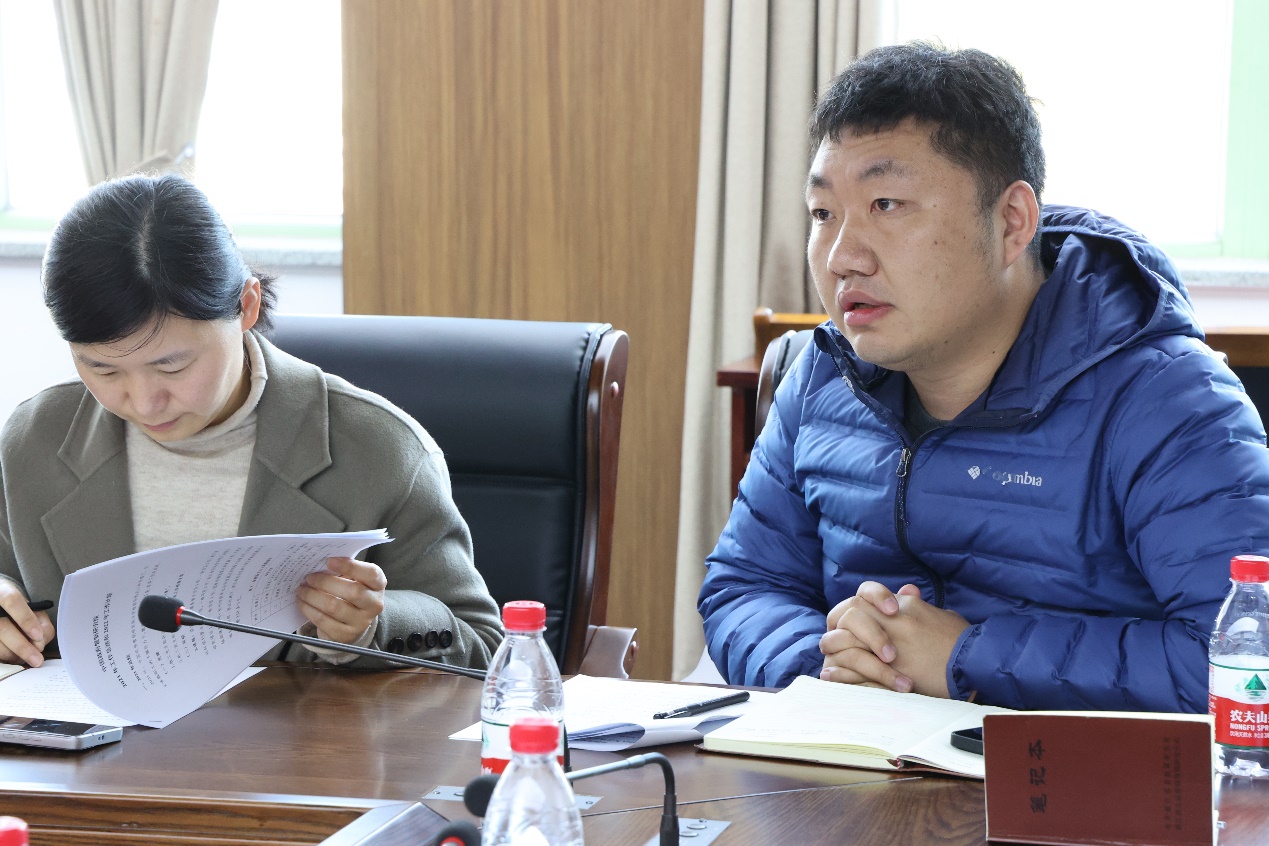 男人和女人在桌子前低可信度描述已自动生成