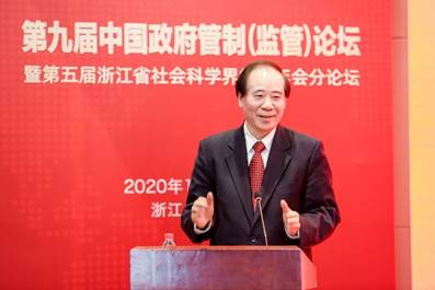 穿着西装笔挺的男子与配字描述已自动生成