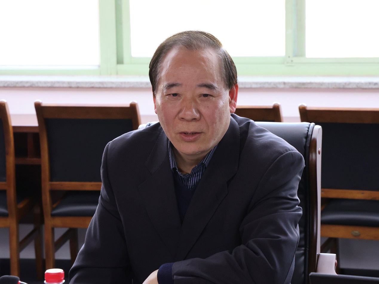 男人在椅子上描述已自动生成