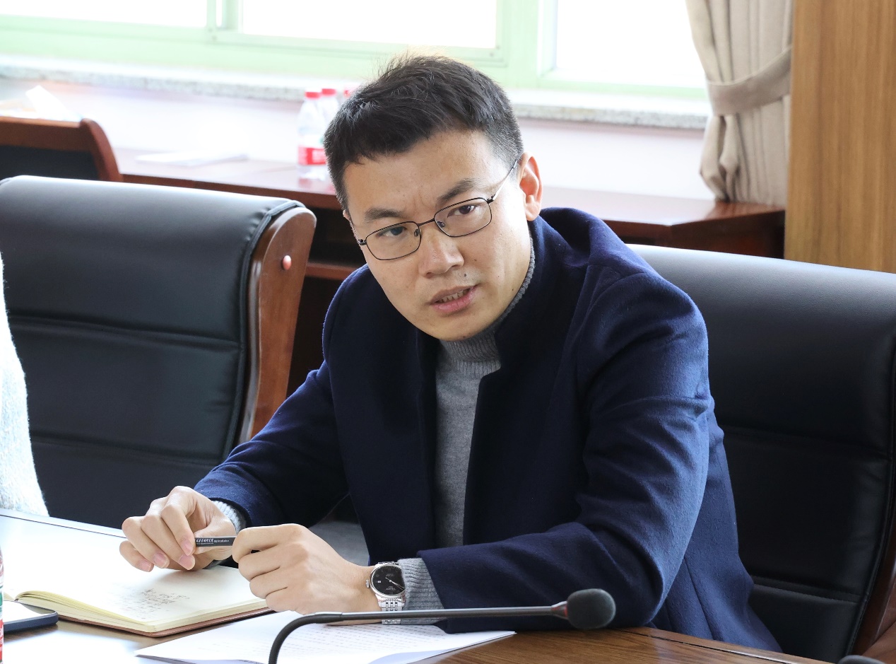 图片包含 桌子, 人, 室内, 窗户描述已自动生成