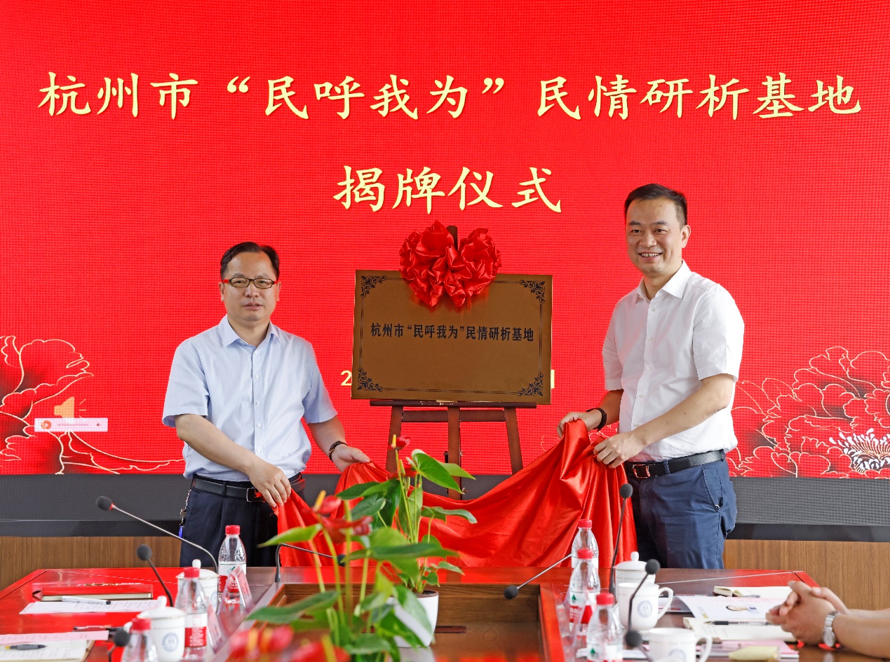 一群人在台上表演低可信度描述已自动生成
