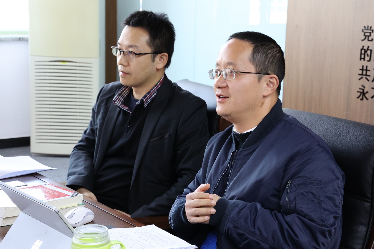 人坐在桌子前中度可信度描述已自动生成