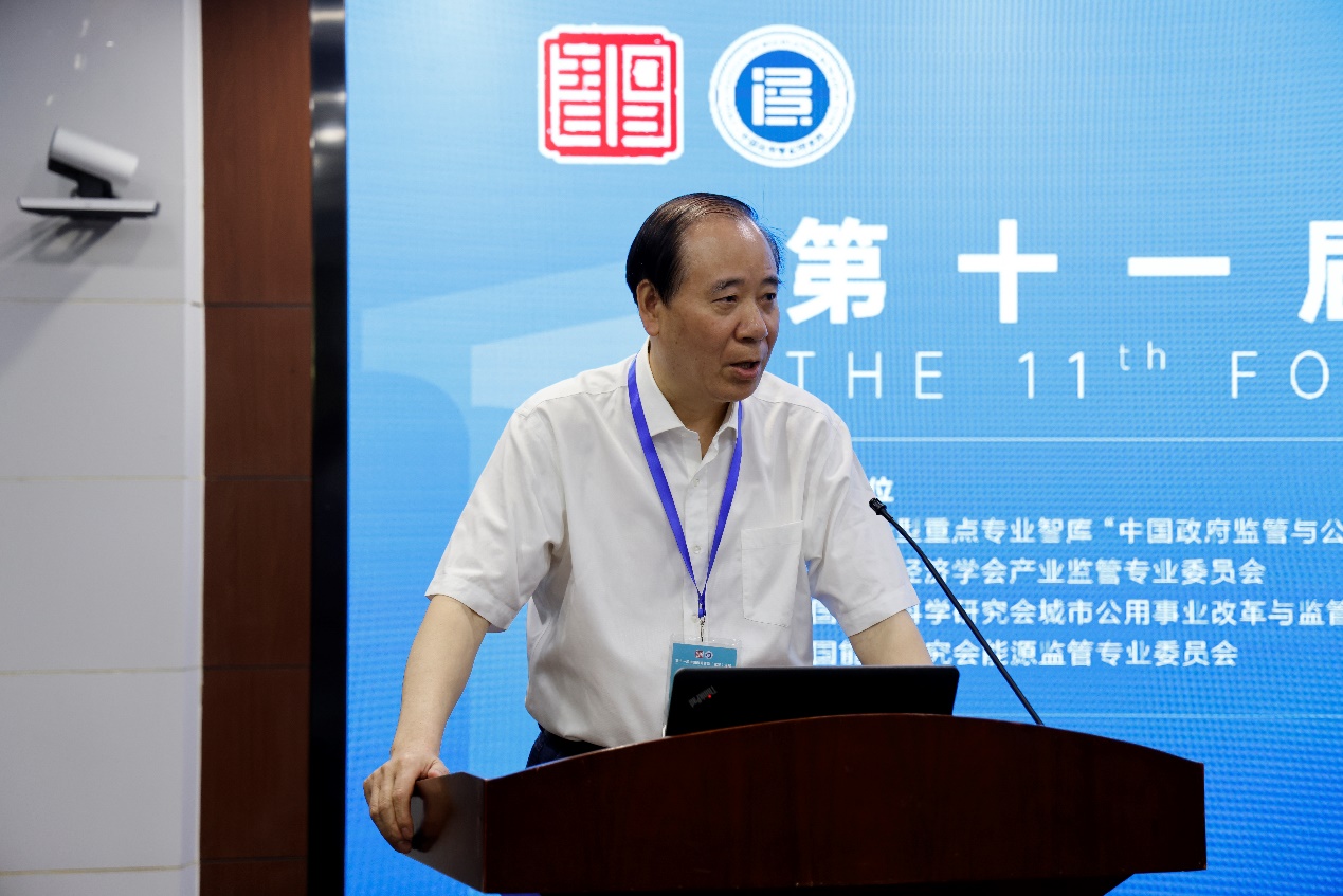 钢琴的男人低可信度描述已自动生成