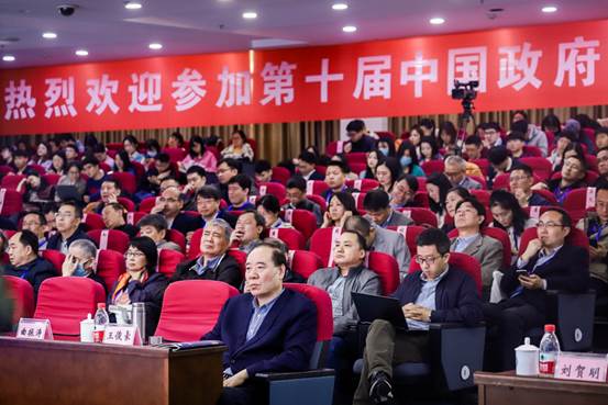 礼堂里有许多人描述已自动生成