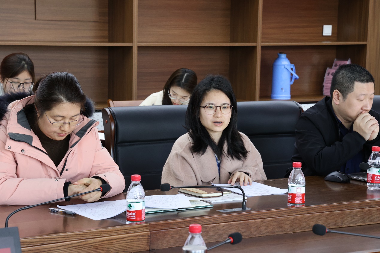一些人在桌子上低可信度描述已自动生成