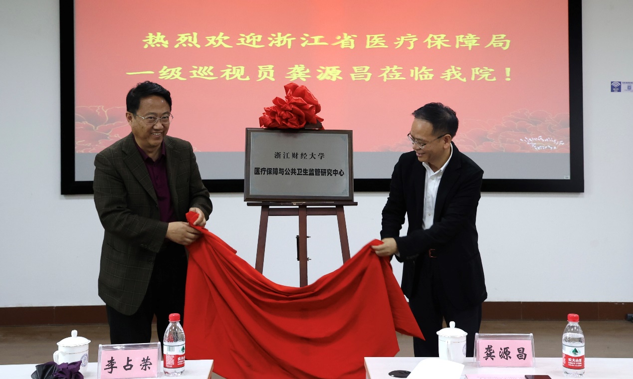 图片包含 桌子, 男人, 游戏机, 前描述已自动生成