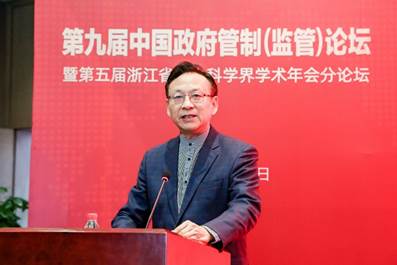 穿着西装笔挺的男子与配字描述已自动生成