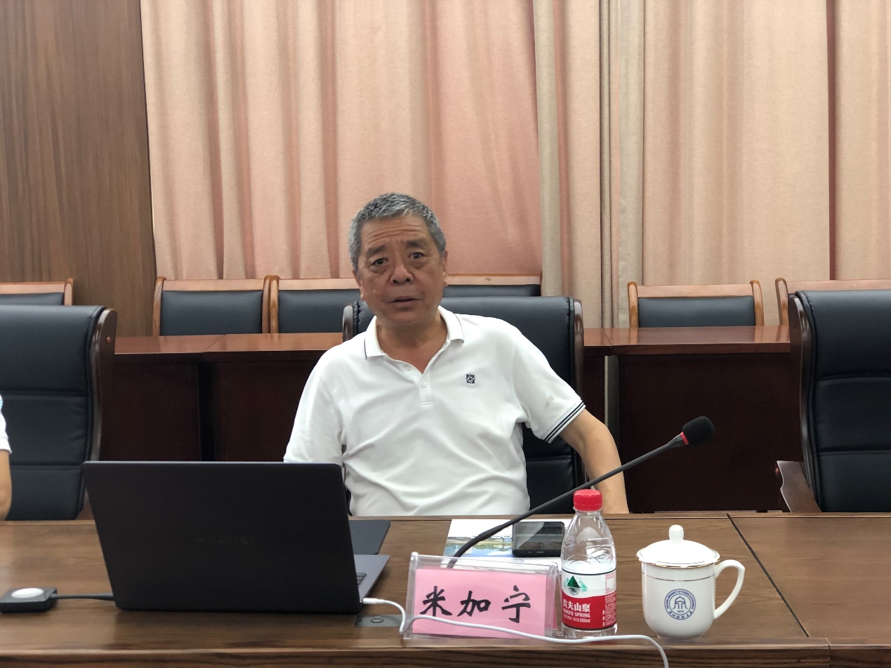 男人坐在桌子前中度可信度描述已自动生成