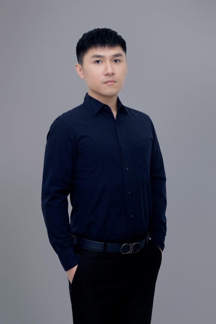 穿着黑色衣服的男人描述已自动生成