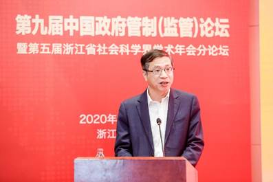 穿着西装笔挺的男子与配字描述已自动生成