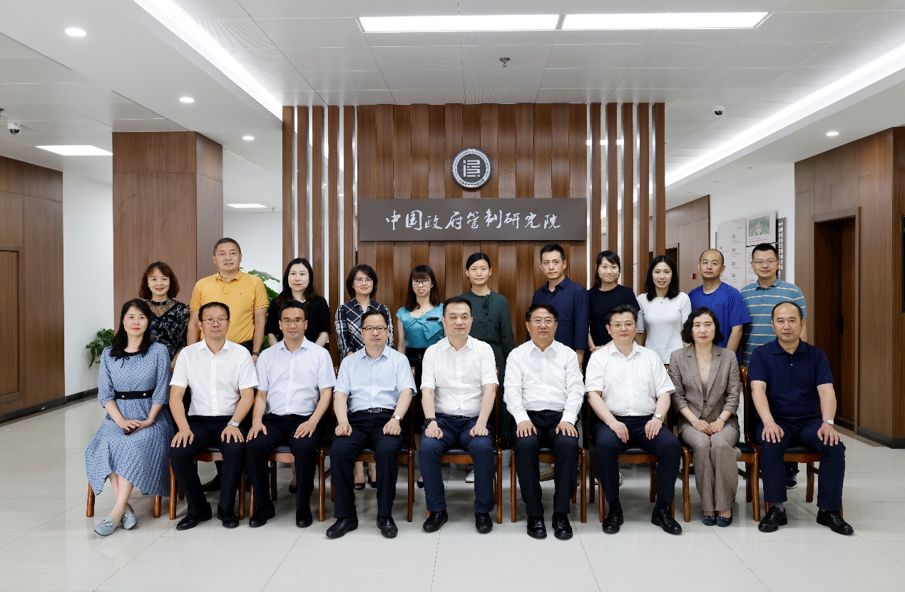 一群人站在室内合影中度可信度描述已自动生成